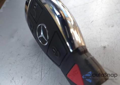 2010 Mercedes-Benz C 300 Luxury/Sport z USA, uszkodzony, nr VIN WDDGF5EB0AR124440